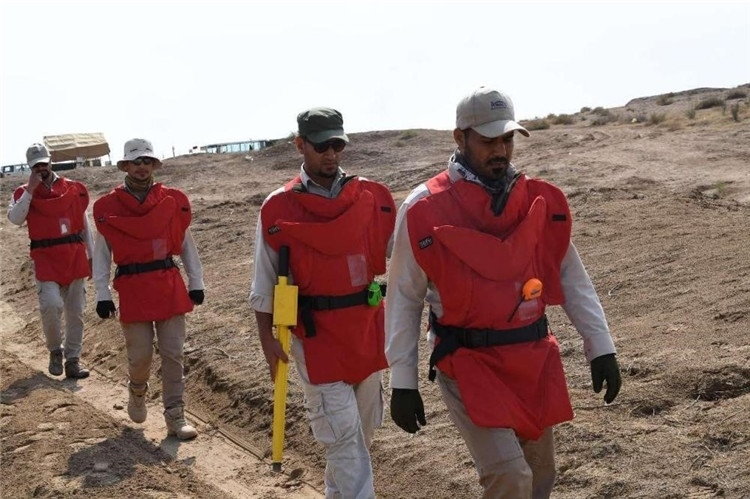 工作人員前往排雷。中國海油供圖