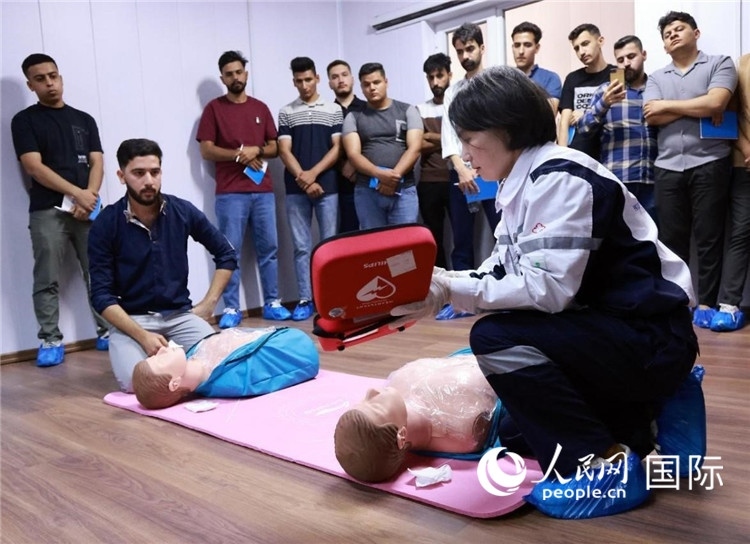新進油田工作的伊拉克大學生在接受急救培訓。人民網(wǎng)記者管克江攝