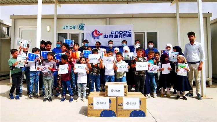 慰問當?shù)貙W校。中國海油供圖