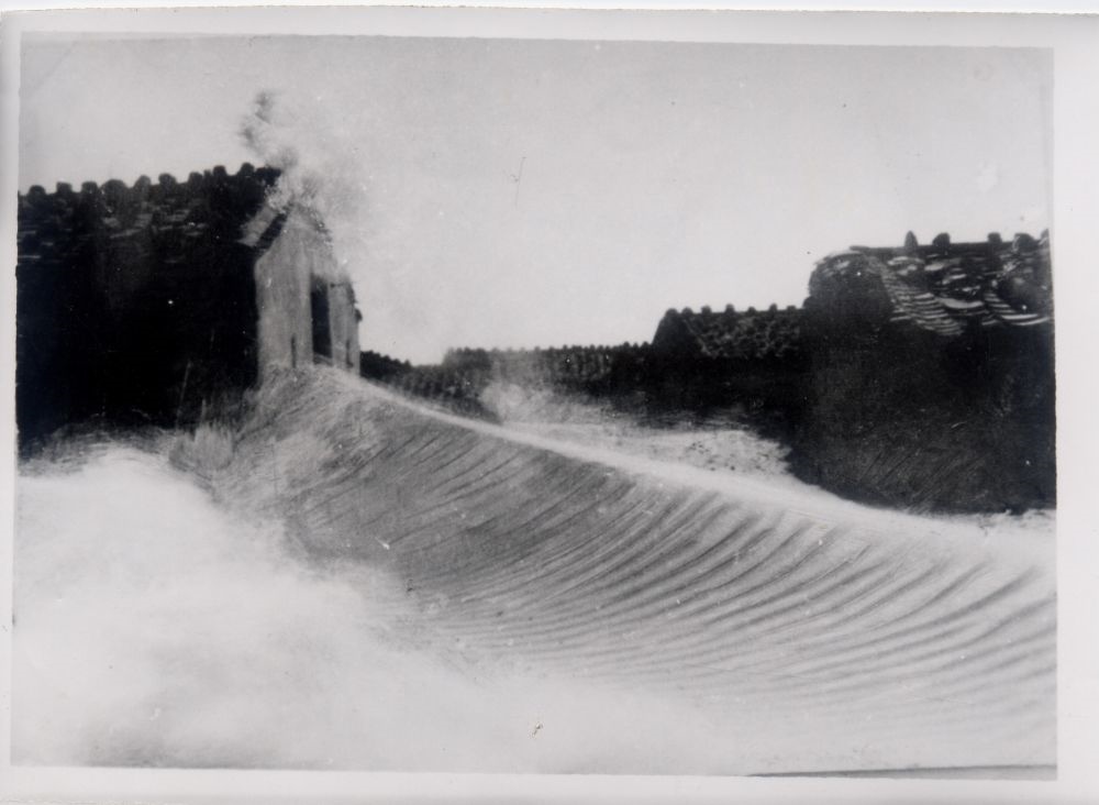 昔日的東山島風沙掩埋部分村民村舍（資料照片）。