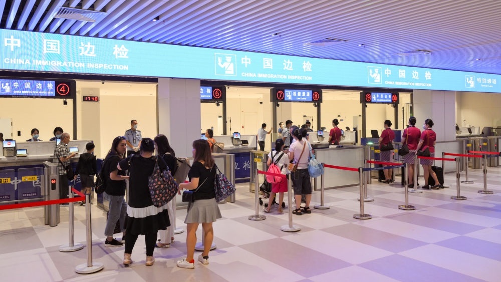 2023年7月26日，旅客在三亞鳳凰國際機(jī)場國際航站樓有序通關(guān)。三亞鳳凰國際機(jī)場國際航站樓改擴(kuò)建項目主體工程已于2023年7月1日完工并投入使用，該項目是海南自貿(mào)港首個主體工程完工并投入使用的封關(guān)運作項目?！逗Ｄ献杂少Q(mào)易港建設(shè)總體方案》明確，海南將在2025年前適時啟動全島封關(guān)運作。