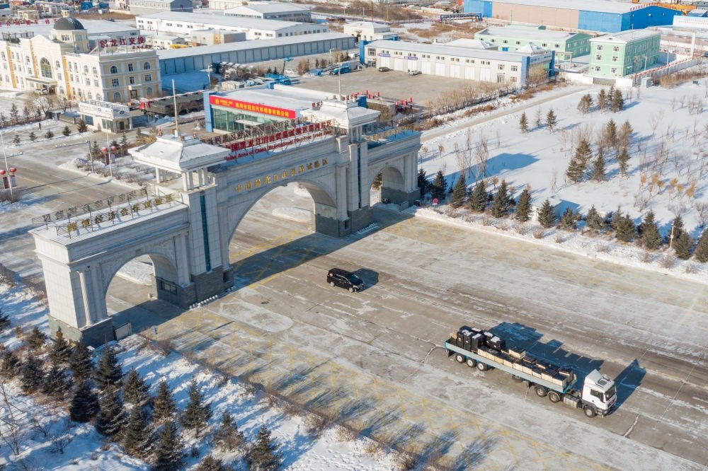 這是中國（黑龍江）自由貿(mào)易試驗區(qū)黑河片區(qū)（2024年1月31日攝，無人機(jī)照片）。2023年，該自貿(mào)片區(qū)外貿(mào)進(jìn)出口總值達(dá)244.82億元，實現(xiàn)增幅56.9%，引進(jìn)外資企業(yè)16家，直接利用外資127.3萬美元，同比增長27.3%。