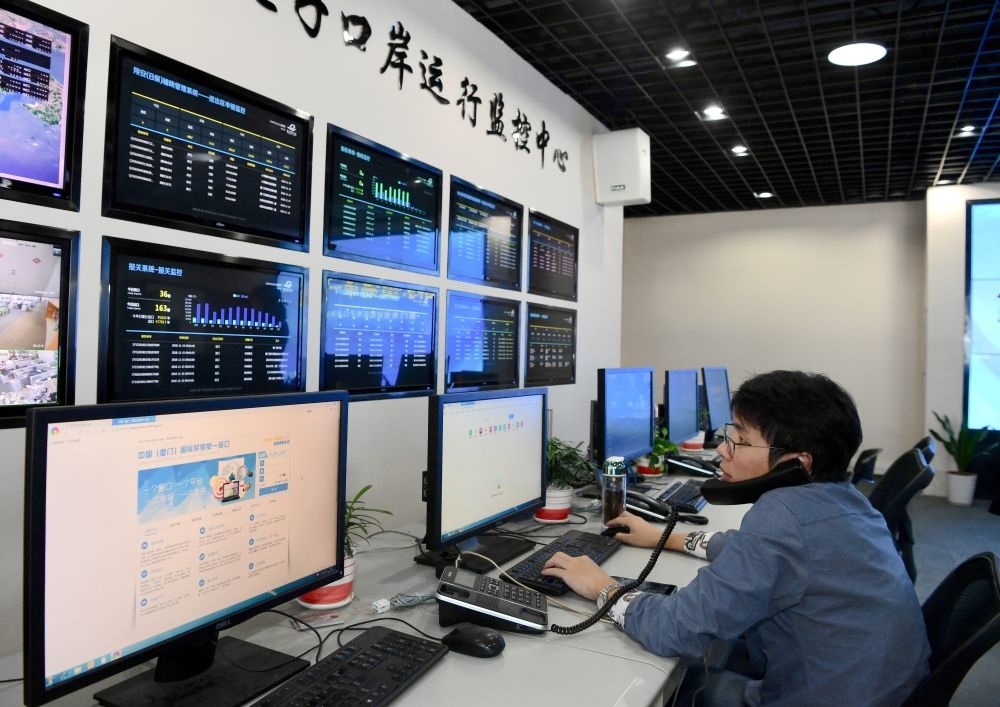 在中國（福建）自由貿(mào)易試驗區(qū)廈門片區(qū)，國際貿(mào)易“單一窗口”工作人員在網(wǎng)上受理業(yè)務(wù)（2018年11月15日攝）。“單一窗口”是關(guān)檢等口岸部門、地方政府相關(guān)部門、金融機(jī)構(gòu)等共同參與的口岸管理共享平臺。貿(mào)易商能夠通過一個入口提交貨物進(jìn)出口或轉(zhuǎn)運所需要的單證或電子數(shù)據(jù)，實現(xiàn)“一個平臺、一點接入、一次申報、一次辦結(jié)”。