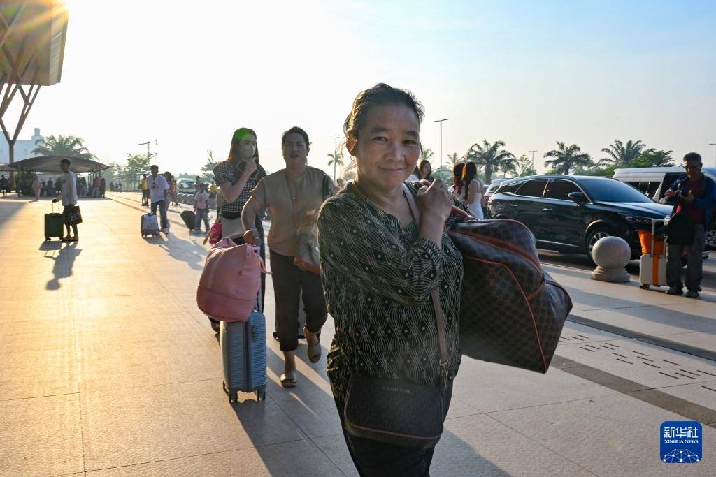 這是10月12日在老撾萬(wàn)象中老鐵路萬(wàn)象站拍攝的一名女子。新華社記者 程一恒 攝