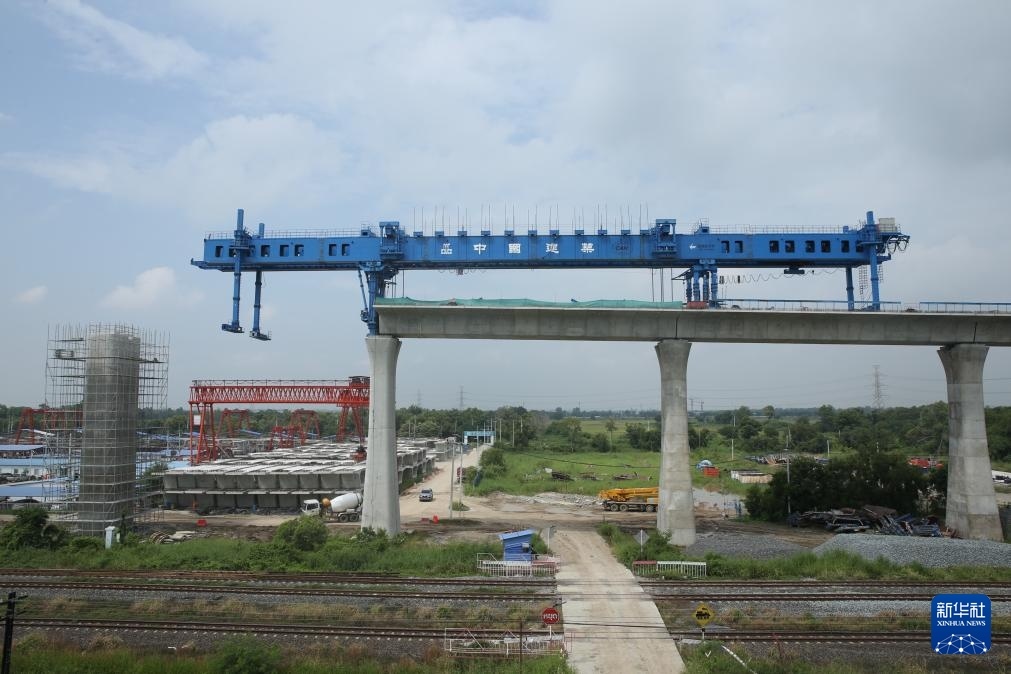 這是10月11日拍攝的位于泰國(guó)大城府的中泰高鐵項(xiàng)目4-3標(biāo)段施工現(xiàn)場(chǎng)。新華社記者 孫瑋彤 攝