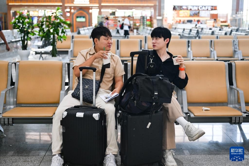 10月12日，在老撾萬(wàn)象中老鐵路萬(wàn)象站候車廳，兩名乘客在等候列車。新華社記者 程一恒 攝