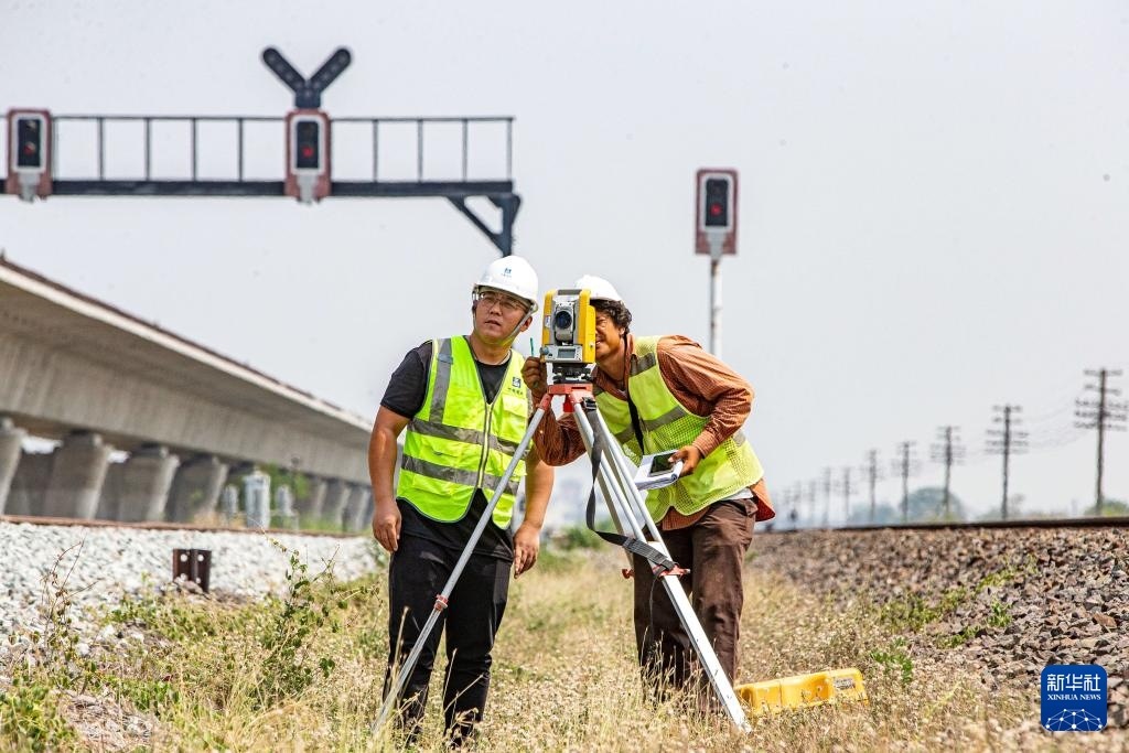 5月1日，在泰國(guó)大城府，中泰高鐵項(xiàng)目工作人員在施工現(xiàn)場(chǎng)勘查。新華社記者 王騰 攝