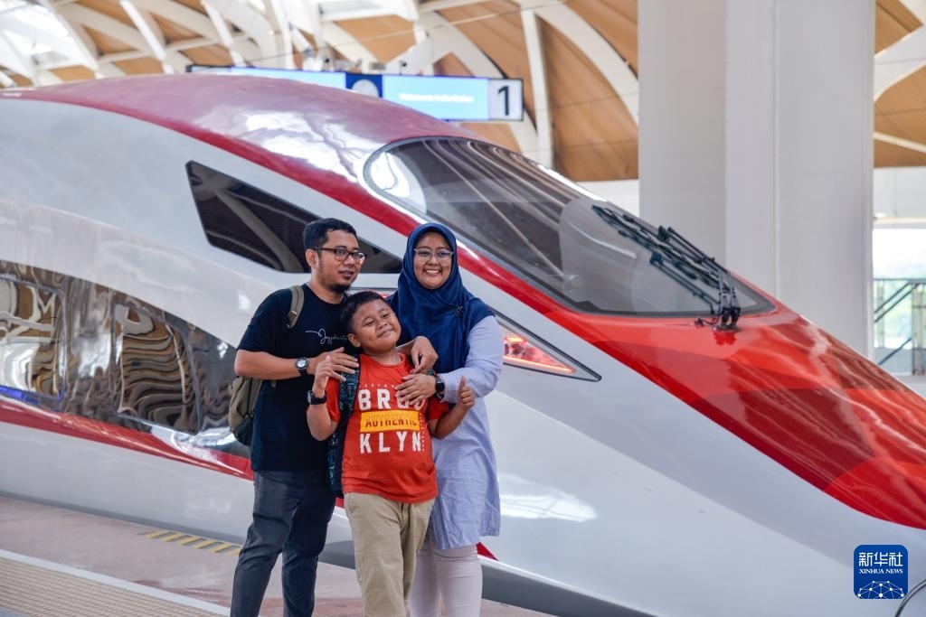 4月17日，在印度尼西亞雅加達(dá)哈利姆站站臺(tái)，乘客和雅萬(wàn)高鐵高速動(dòng)車組列車合影。新華社記者 徐欽 攝