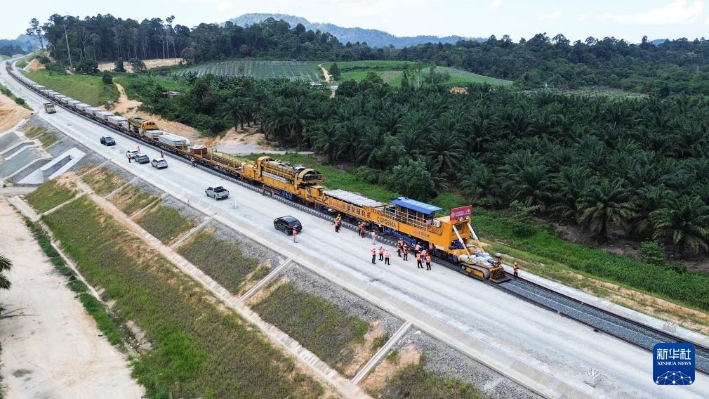 這是5月6日在馬來(lái)西亞彭亨州航拍的馬東鐵項(xiàng)目的鋪軌現(xiàn)場(chǎng)。新華社記者 程一恒 攝