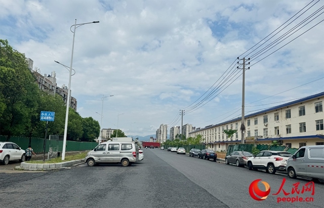 麗水佳園小區(qū)入口外及長(zhǎng)富大道上停滿了車輛。人民網(wǎng)記者 邱燁攝