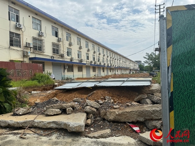 長(zhǎng)富大道北側(cè)輔路在進(jìn)行強(qiáng)電遷改項(xiàng)目。人民網(wǎng)記者 邱燁攝