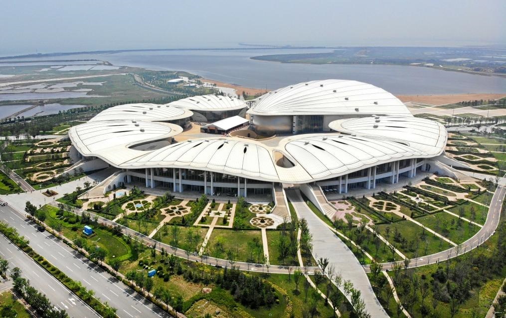 位于中國—上海合作組織地方經貿合作示范區(qū)的青島·上合之珠國際博覽中心（2024年7月18日攝，無人機照片）。新華社記者李紫恒攝