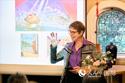 英國(guó)筷子俱樂部“接觸中國(guó)”項(xiàng)目聯(lián)合負(fù)責(zé)人童海珍致辭 楊浩鵬攝