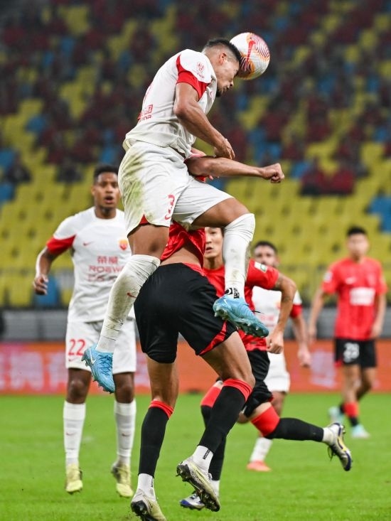 10月18日，上海海港隊(duì)球員蔣光太（上）在比賽中和成都蓉城隊(duì)球員費(fèi)利佩（下）爭(zhēng)頂。新華社記者 王曦 攝