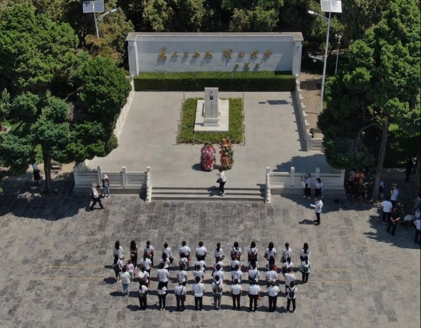 2021年6月24日，參觀者在位于河南省蘭考縣的焦裕祿紀(jì)念園瞻仰焦裕祿烈士墓（無人機(jī)照片）。新華社記者 李安 攝