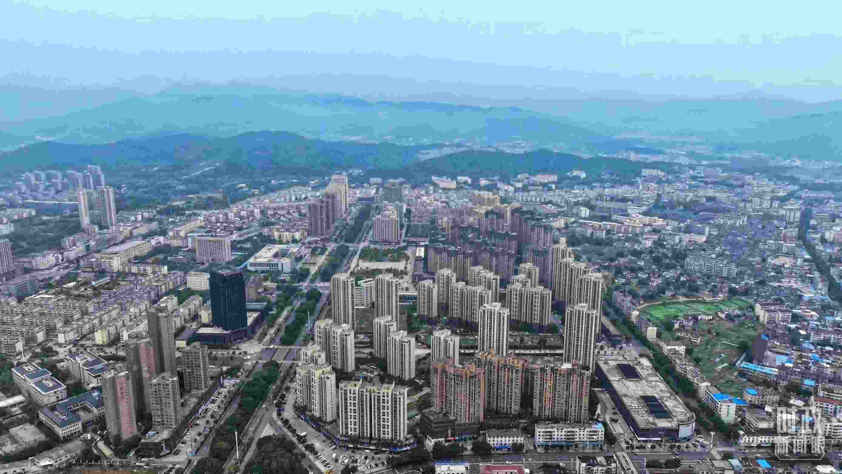 △俯瞰桐城市。（總臺(tái)記者葛啟文拍攝）