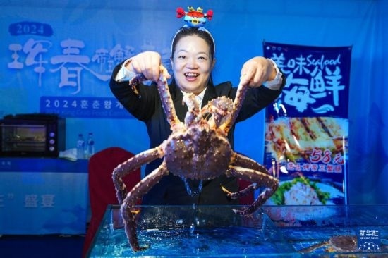 9月19日，在吉林省琿春市，商家在展示售賣的帝王蟹。新華社記者 許暢 攝