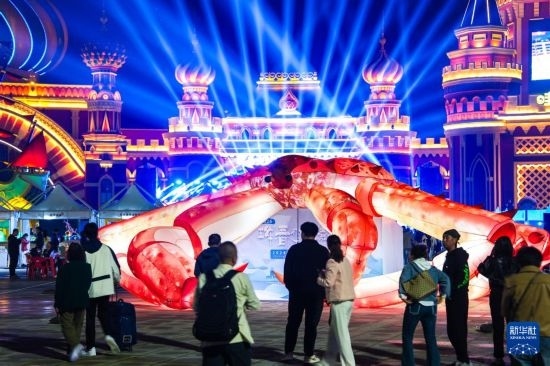 9月19日，游客在吉林省琿春市的2024琿春帝王蟹美食嘉年華現(xiàn)場游玩。新華社記者 許暢 攝