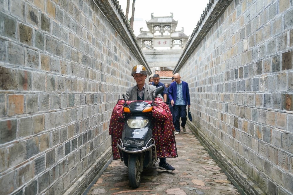 ↑市民在安徽省安慶市桐城市六尺巷通行。