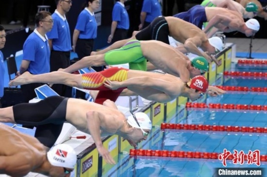 10月19日晚，2024年世界泳聯(lián)游泳世界杯上海站結(jié)束第二個(gè)比賽日的爭(zhēng)奪。圖為中國(guó)選手潘展樂(lè)(左三)在男子100米自由泳決賽中。 中新社記者 湯彥俊 攝
