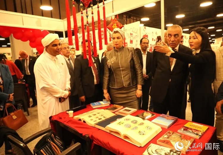 第二十三屆約旦安曼國際書展于10月10日至19日在約旦展覽中心舉行，約旦政府和民間各界人士在中國展臺翻閱圖書，熱烈交流互動，感受中華文化之美。人民網記者 李瀟攝