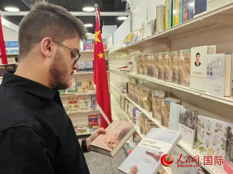 第二十三屆約旦安曼國際書展于10月10日至19日在約旦展覽中心舉行，約旦政府和民間各界人士在中國展臺翻閱圖書，熱烈交流互動，感受中華文化之美。人民網記者 李瀟攝