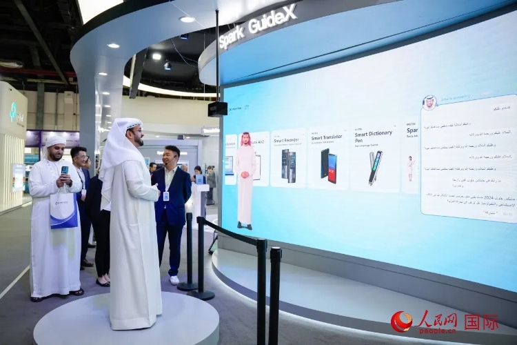 觀眾在科大訊飛展臺(tái)與虛擬人對(duì)話。人民網(wǎng) 塔里克·易卜拉欣攝