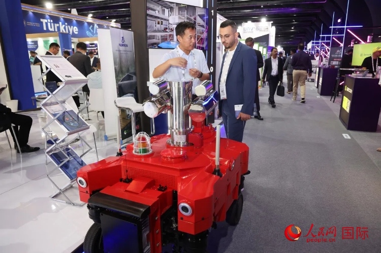 觀眾了解北京眸視科技有限公司研發(fā)的巡檢機(jī)器人。人民網(wǎng)記者 任皓宇攝