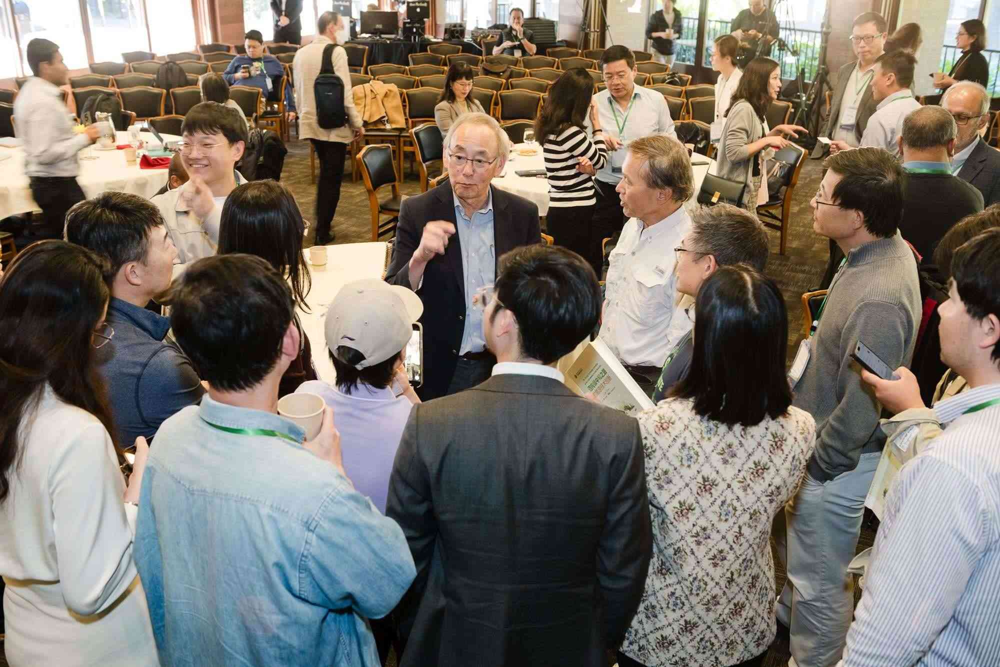 美國(guó)前能源部長(zhǎng)、諾獎(jiǎng)得主朱棣文教授在會(huì)場(chǎng)與參會(huì)者交流。馮超攝