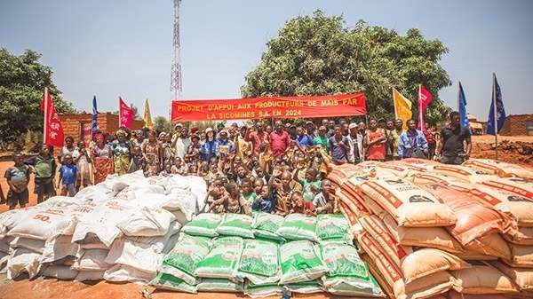 華剛礦業(yè)向當(dāng)?shù)鼐栀?zèng)種子化肥儀式現(xiàn)場(chǎng)。中鐵資源供圖