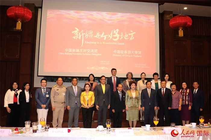 與會嘉賓合影。人民網(wǎng)實習生 姚欣可攝