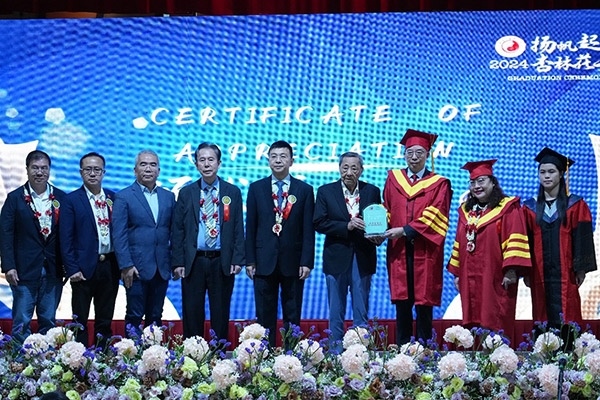 菲律賓首家中醫(yī)學(xué)院——岐黃中醫(yī)學(xué)院在馬尼拉舉行首屆畢業(yè)典禮。人民網(wǎng)記者 樊帆攝