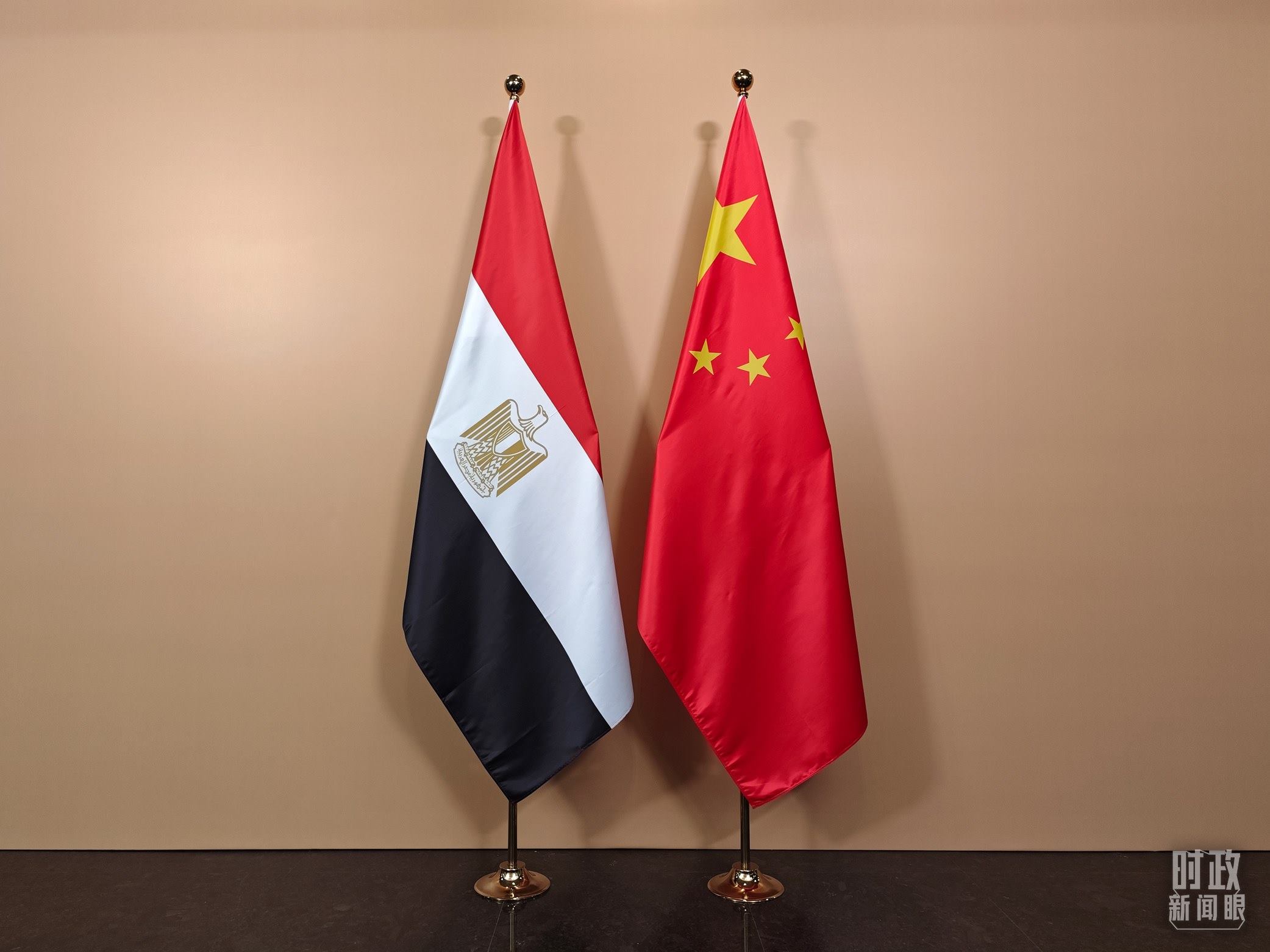 △ 會見廳外的中國埃及兩國國旗。（總臺央視記者彭漢明拍攝）