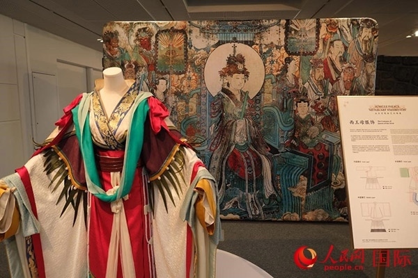 壁畫服飾的實物復(fù)刻展示。人民網(wǎng)記者 尚凱元攝