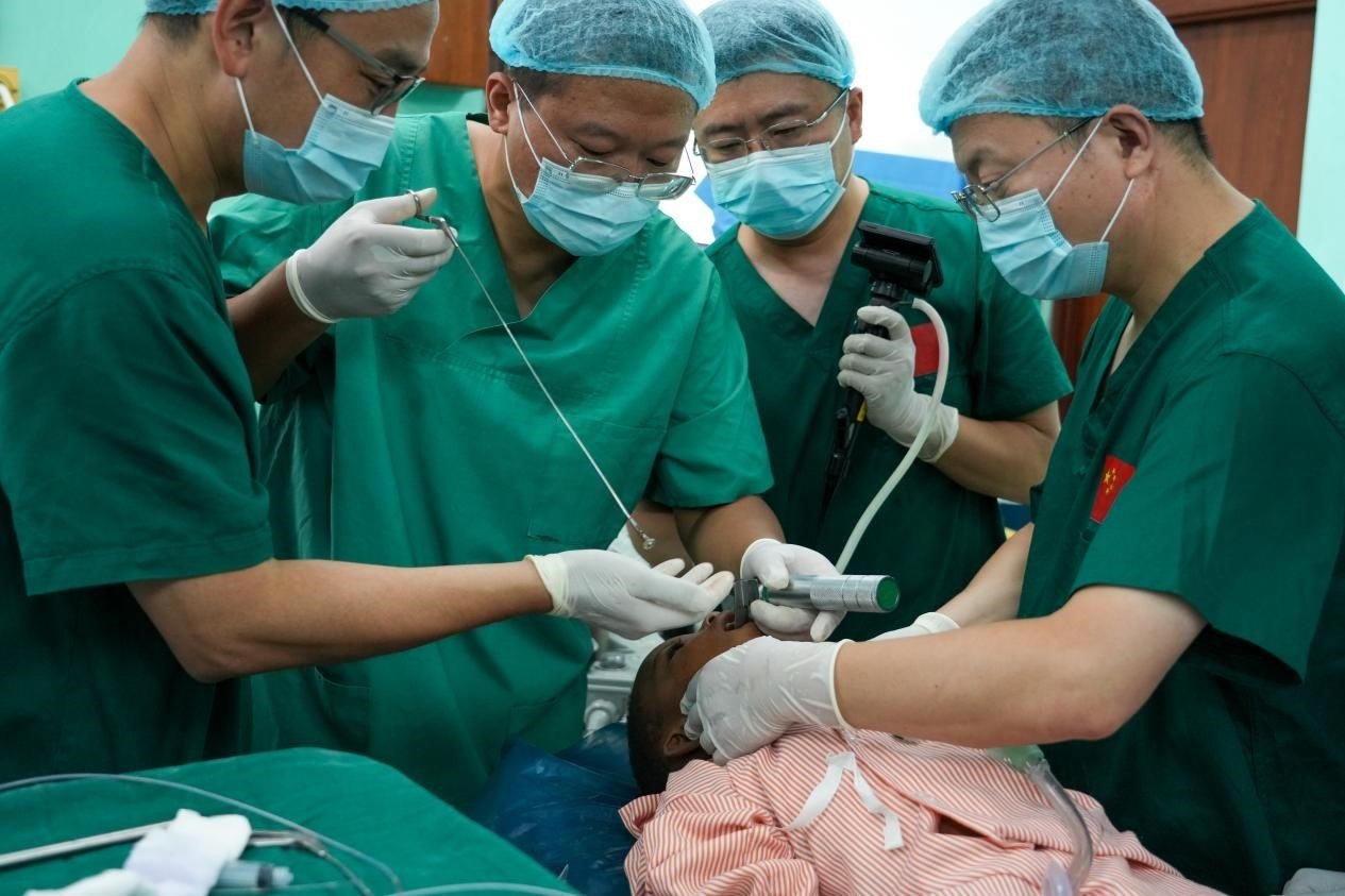 引起患兒窒息的異物被成功取出。中國援桑醫(yī)療隊供圖