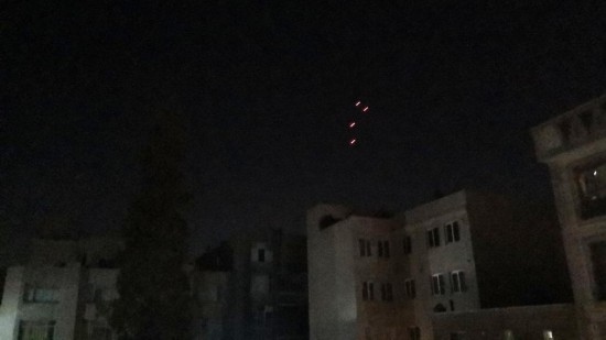  這是10月26日4點50分左右拍攝的德黑蘭市區(qū)。當(dāng)?shù)貢r間26日凌晨，新華社記者在伊朗首都德黑蘭多次聽到爆炸聲。新華社記者姚兵攝