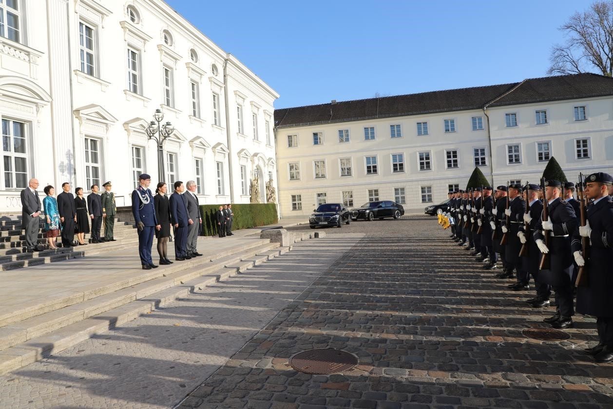 新任中國駐德國大使鄧洪波向德國總統(tǒng)施泰因邁爾遞交國書。中國駐德國大使館供圖