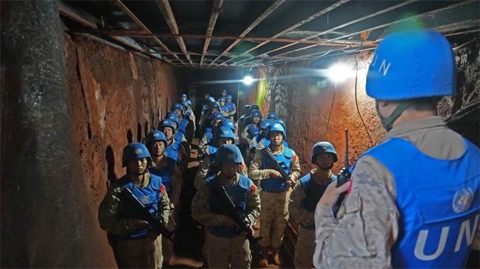 進(jìn)入地下掩體隱蔽。王軍杰攝