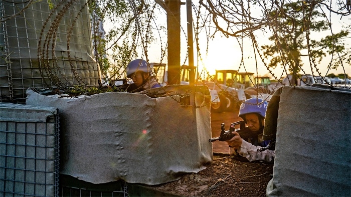 瞭望偵察一線情況。張洪奧攝