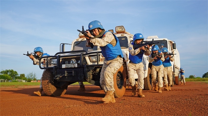 應(yīng)急分隊(duì)?wèi)?zhàn)術(shù)行進(jìn)。張洪奧攝