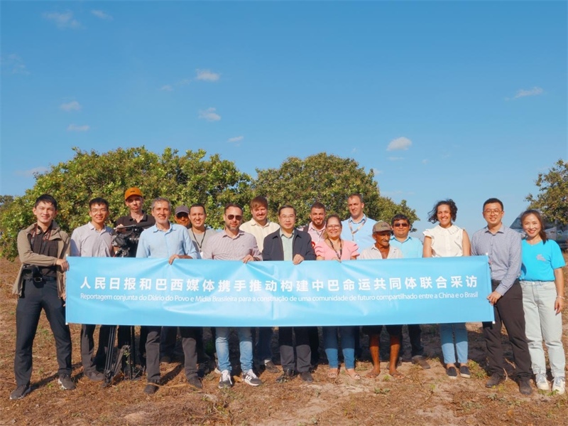 當(dāng)?shù)貢r間10月24日至25日，人民日報社攜手巴西主流媒體在巴西東北部北里奧格蘭德州開展聯(lián)合采訪，拉開了以“攜手推動構(gòu)建中巴命運(yùn)共同體”為主題的人民日報和巴西媒體聯(lián)合采訪序幕。圖為參加聯(lián)合采訪的中巴兩國記者與受益于中國企業(yè)扶貧項目的若昂卡馬拉市民眾合影。 人民日報和巴西媒體聯(lián)合采訪團(tuán)供圖