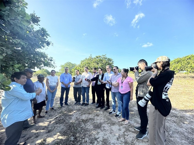 聯(lián)合采訪團(tuán)正在采訪中國企業(yè)在若昂卡馬拉市的扶貧開放項目 。孫佳攝