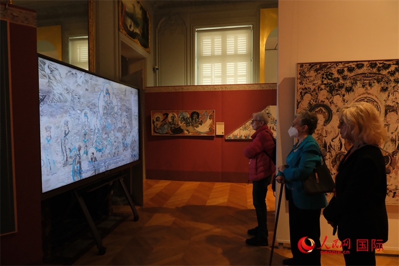 觀眾在展臺觀看錄像講解。人民網(wǎng)記者 尚凱元攝