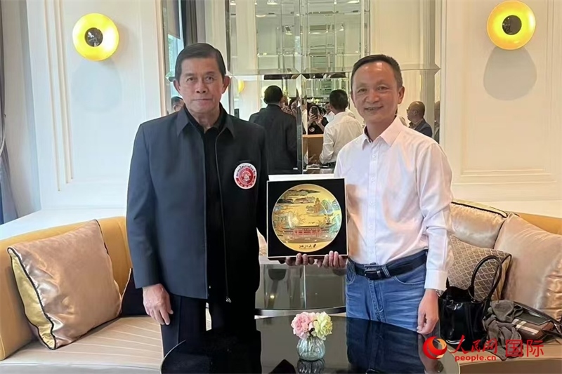 泰中友好協(xié)會(huì)會(huì)長(zhǎng)、泰國(guó)前副總理功·塔帕朗西（左一）會(huì)見浙大團(tuán)組一行。人民網(wǎng)記者 簡(jiǎn)承淵攝