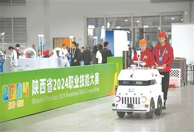 參賽選手在陜西省2024職業(yè)技能大賽新能源汽車智能化技術(shù)賽項比賽中。新華社記者 張博文攝
