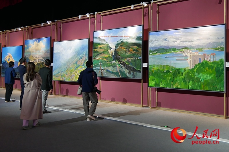 觀眾正在欣賞畫(huà)作。人民網(wǎng)記者 韋衍行攝
