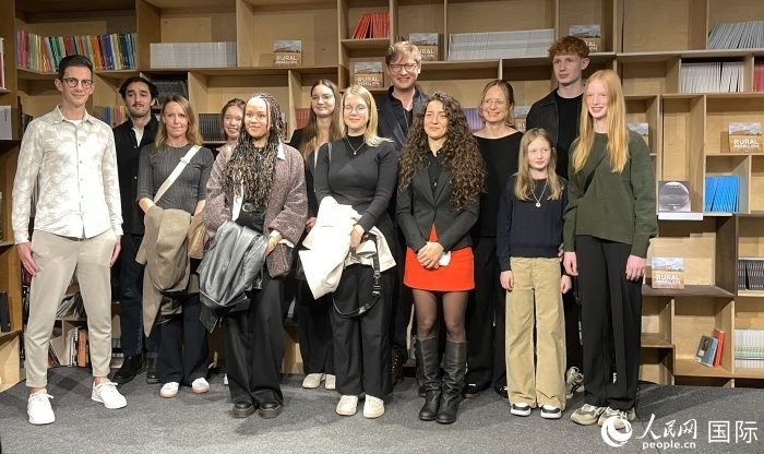 德國建筑師克里斯托夫·黑塞（右六）和合作者。人民網(wǎng) 鄭蘅夏攝