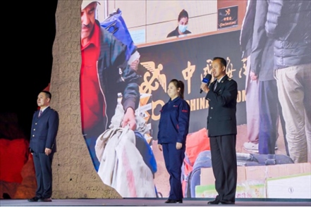 張曉波（右一）在“何以中國·五星出東方”網絡主題宣傳活動現(xiàn)場演講。人民視頻供圖