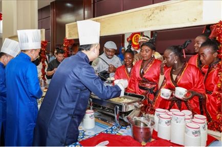 恩賈梅納大學(xué)孔子學(xué)院的學(xué)生們對(duì)中國餃子情有獨(dú)鐘。主辦方供圖