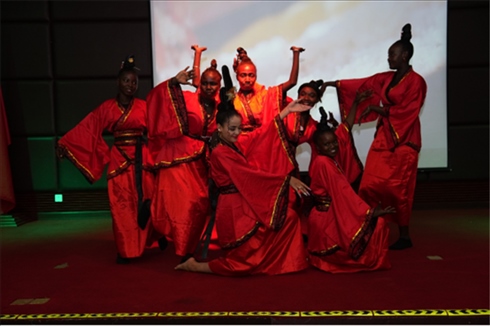 孔子學(xué)院的學(xué)生表演中國舞《昭君出塞》。主辦方供圖